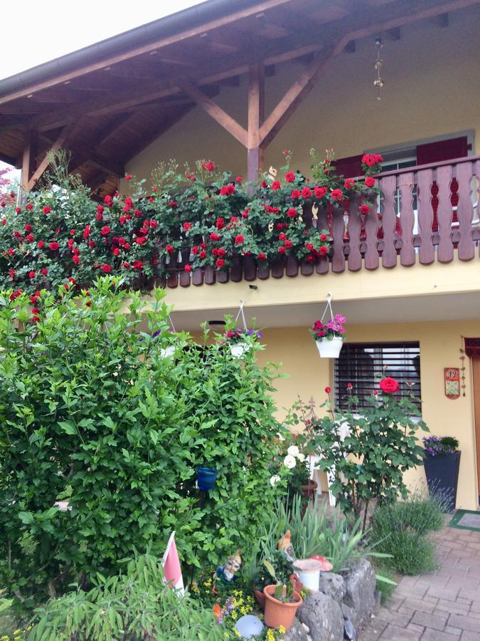 Mona'S Sleep & Go Bed & Breakfast Buren  Exterior photo